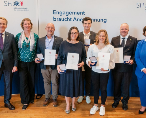 Ministerpräsident Daniel Günther (v.l.), Meike Evers-Rölver (LSV-Vizepräsidentin), Carsten Krömer, Marion Blasig, Paul Kohlhoff, Alica Stuhlemmer, Reinhart Grahn und Innenministerin Sabine Sütterlin-Waack bei der Verleihung der Sportplaketten in Kiel am 26.09.2023. Quelle: Frank Peter